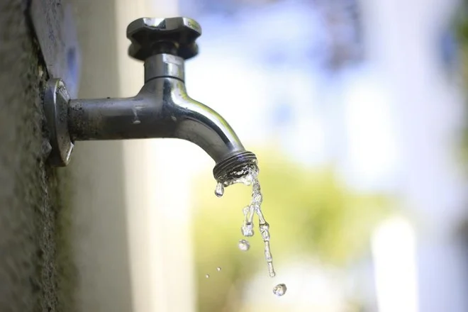 Falhas na distribuição de água comprometem abastecimento em bairros da cidade