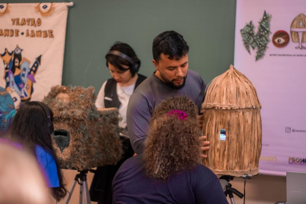 Motirõ leva teatro lambe-lambe às praças de Ponta Grossa