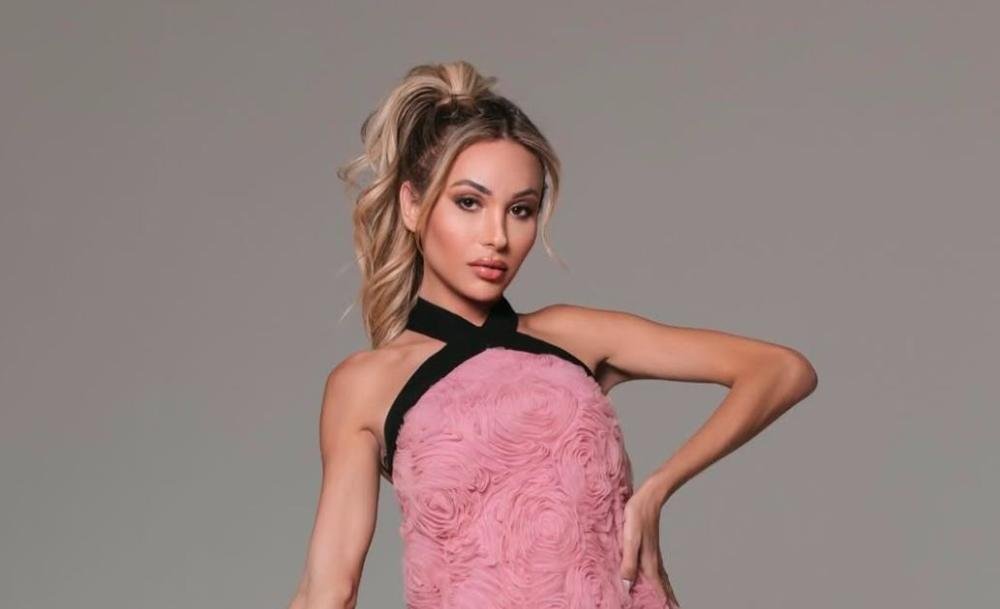 Bella Lima, modelo e influenciadora, recupera conta no Instagram e celebra volta triunfante com novidades para seus fãs