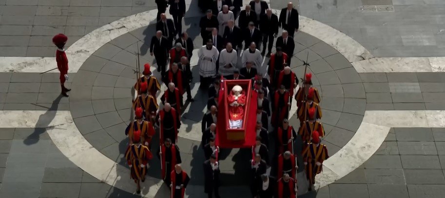 Translado do Corpo do Papa Francisco para a Basílica de São Pedro reúne milhares de fiéis no Vaticano