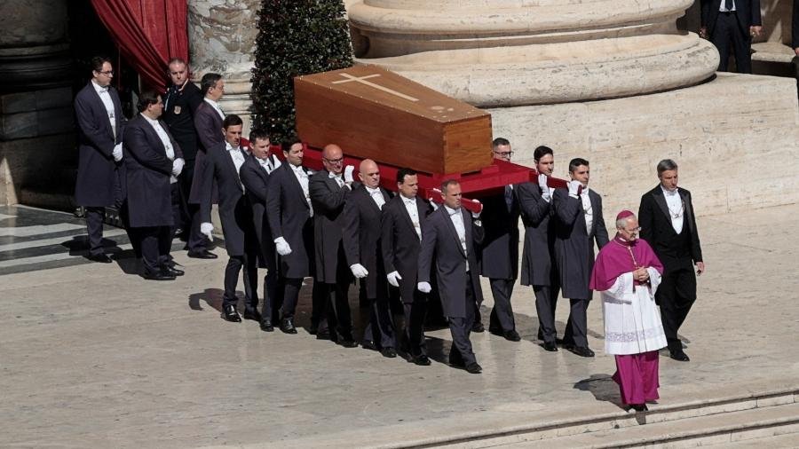 Missa de Exéquias do Papa Francisco: multidão se despede em cerimônia emocionante no Vaticano