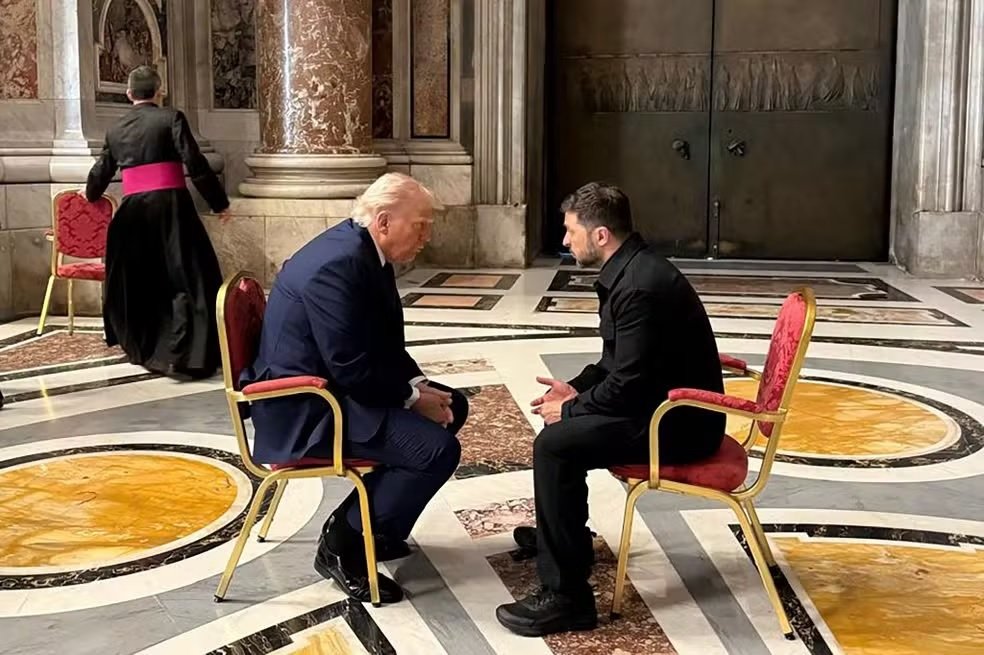 Trump e Zelensky se encontram no Vaticano antes do funeral do Papa Francisco, defensor do diálogo entre Rússia e Ucrânia