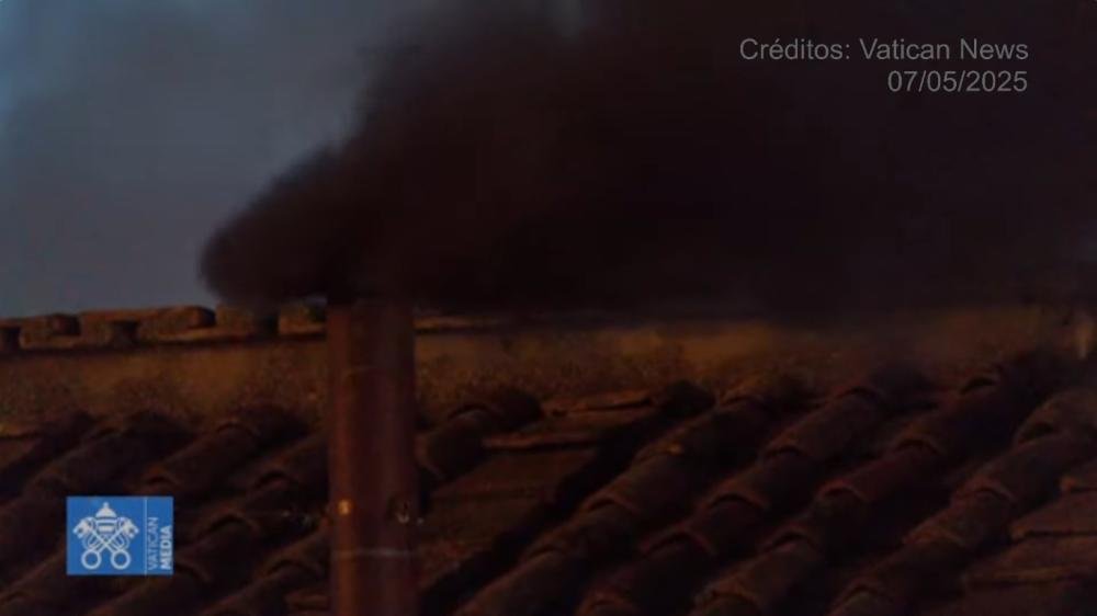 Fumaça preta adia anúncio do novo papa