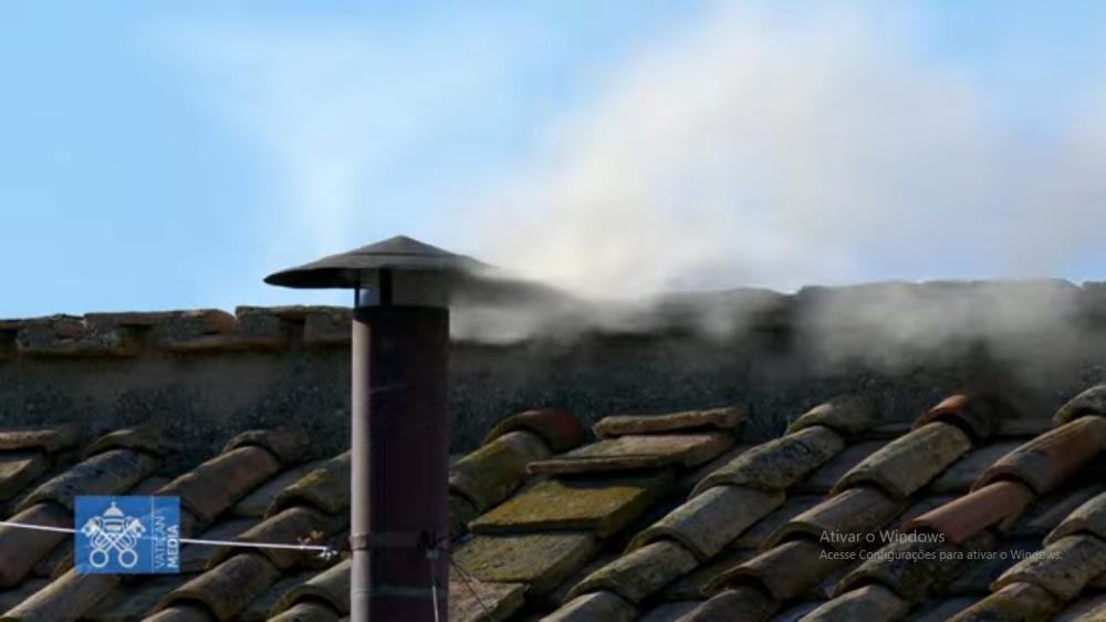 Fumaça branca no Vaticano indica eleição de novo papa, mas nome ainda não foi anunciado