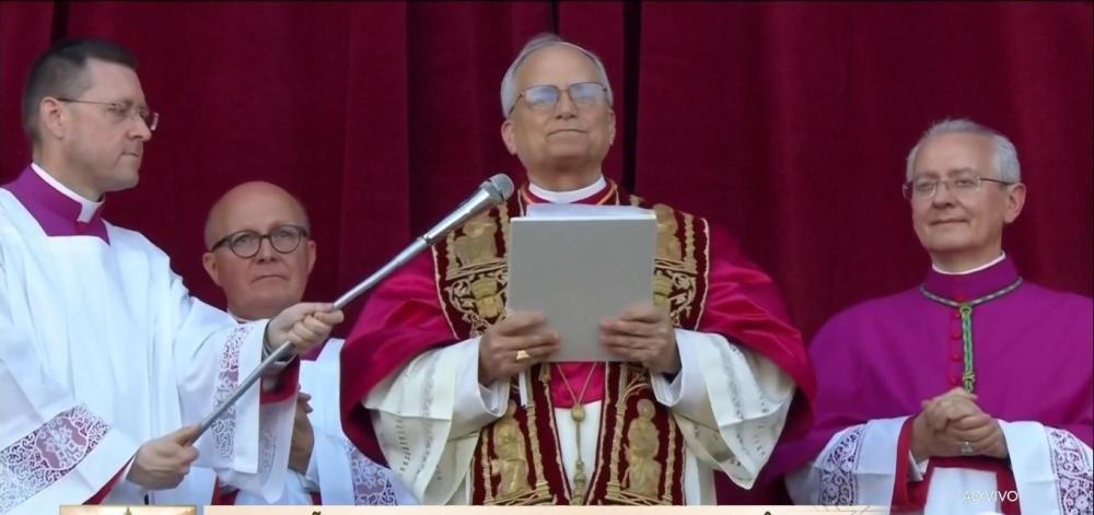 Cardeal Robert Francis Prevost é eleito novo papa e adota o nome de Leão XIV