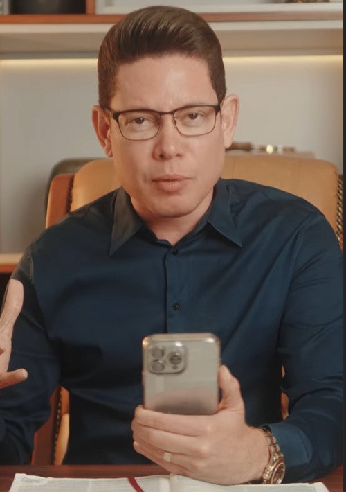 “João, você não está sozinho”: Bispo Bruno Leonardo doa R$ 100 mil a jovem paraplégico e emociona milhares nas redes.