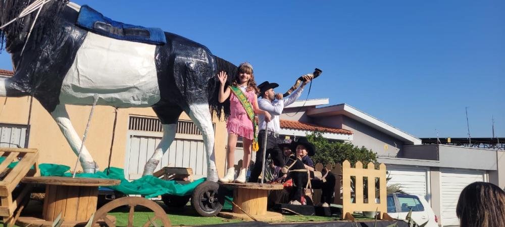 Alycia Vitória Soares é destaque no desfile de 167 anos de Pitangueiras com título de Mini Miss Brasil 2025