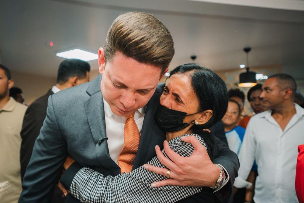 Celebridades Bispo Bruno Leonardo emociona ao doar meio milhão de reais para hospital em Feira de Santana