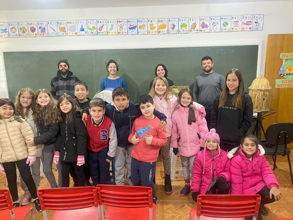 ‘Motirõ’ leva teatro lambe-lambe de PG a diferentes cidades do Paraná