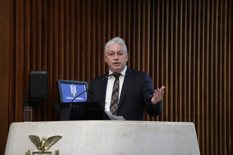 Douglas Fabrício assume presidência da Comissão de Fiscalização e Assuntos Municipais da Assembleia Legislativa