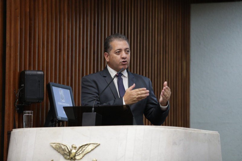 Deputado cobra ação do TCE-PR para empresas que não cumprem prazos em contratos