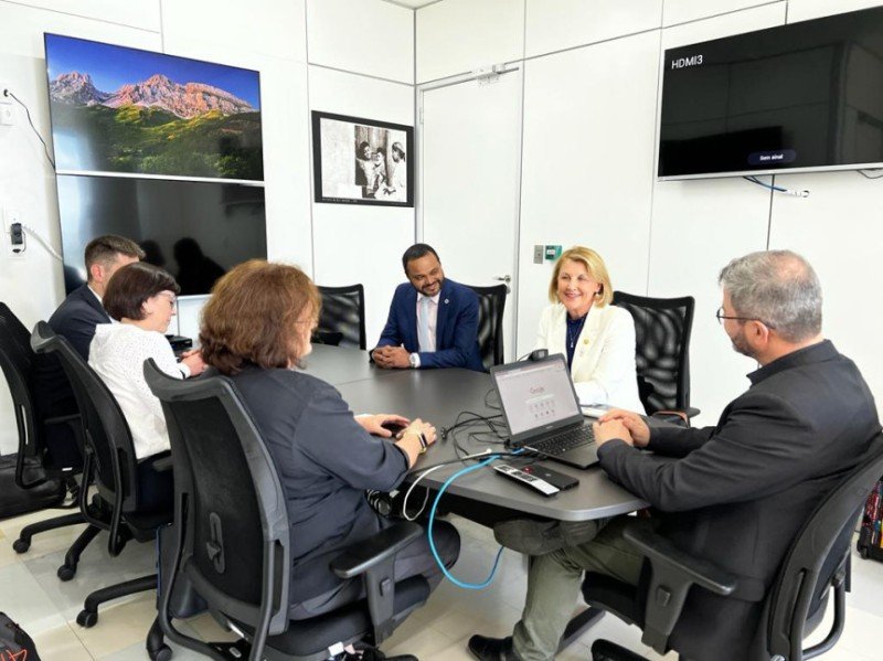 Em audiência no Ministério da Saúde, deputada solicita renovação da frota de ambulâncias do Samu