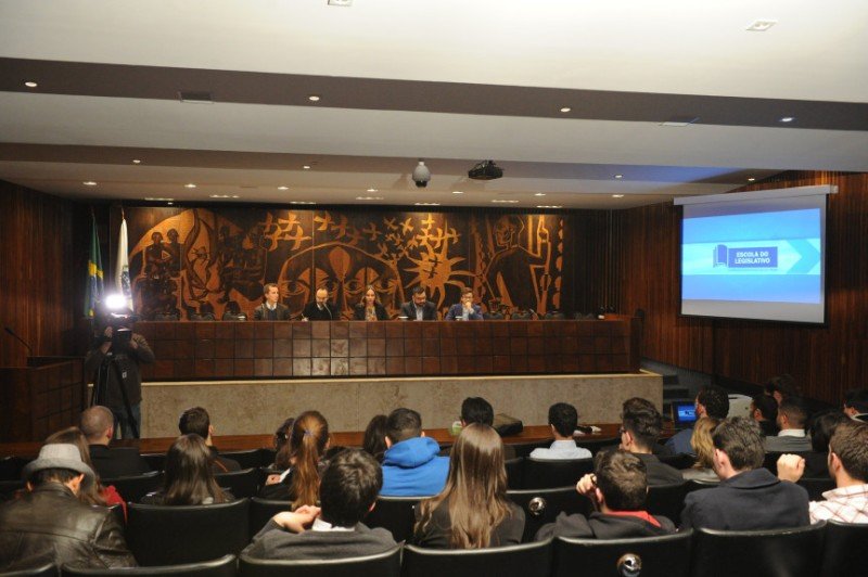 Escola do Legislativo busca se aproximar da população ao discutir temas que influenciam no dia a dia das pessoas