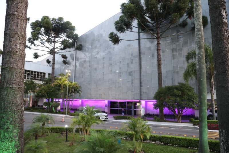 Assembleia iluminada de roxo para diminuir o preconceito contra a epilepsia