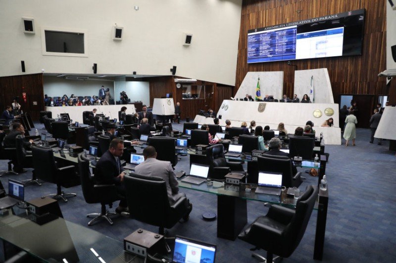 Deputados aprovam projetos de proteção e homenagem às mulheres