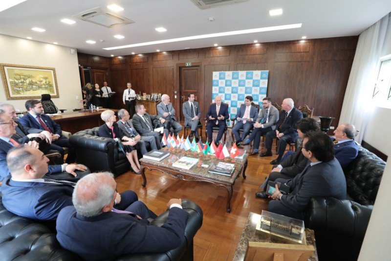 Encontro discute relações internacionais entre o Paraná e consulados de 13 países
