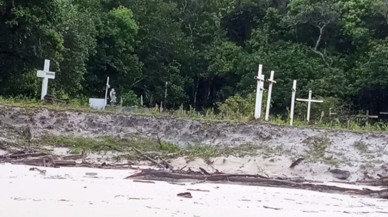 Com risco de desaparecimento de cemitério, moradores da Ilha do Mel pedem ajuda