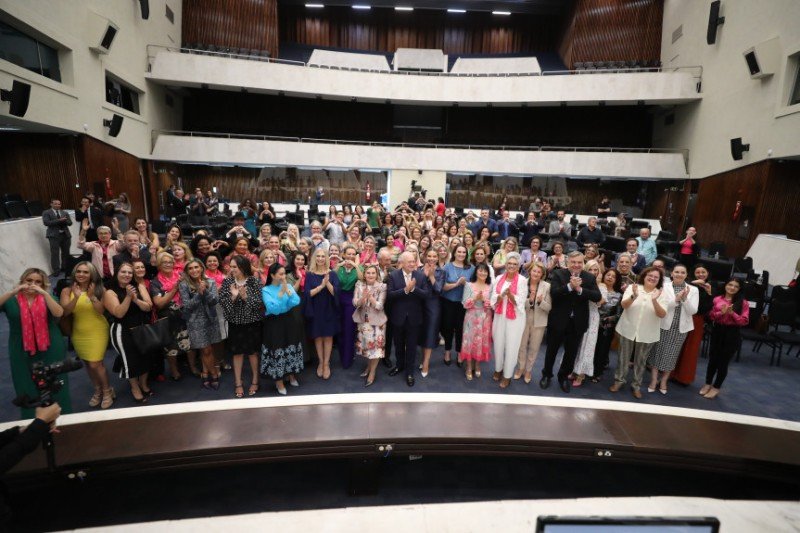 Sessão especial reconhece contribuição feminina no Paraná