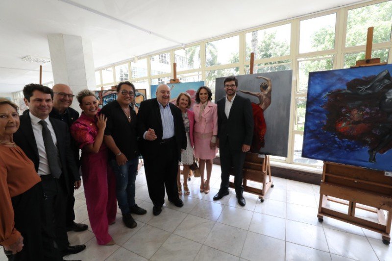 Prefeito de Curitiba visita exposição sobre o Dia Internacional da Mulher na Assembleia na Assembleia