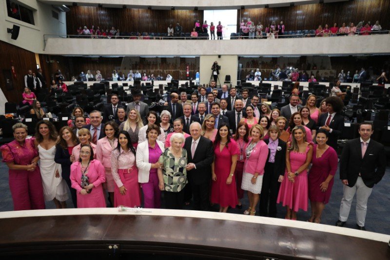 Prêmio eterniza trajetória e emociona homenageadas na Assembleia