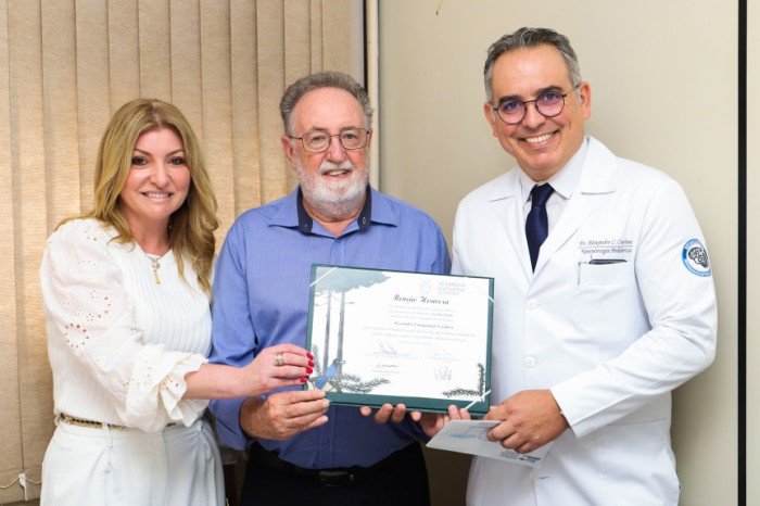 Tercilio Turini entrega homenagem a neurocirurgião do HU de Londrina