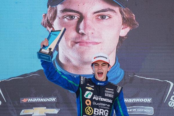 Piloto paranaense estreia com destaque na Stock Series
