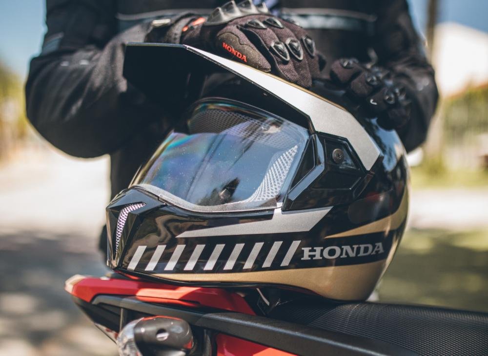 Uso de capacete reduz em até 70% a gravidade de ferimentos em acidentes de moto