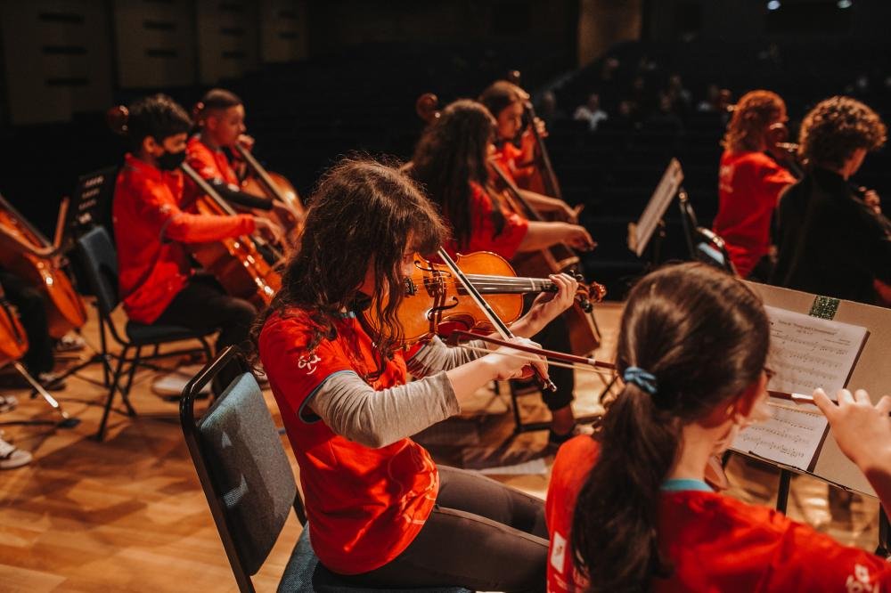 Orquestra filantrópica realiza concerto no Teatro Positivo