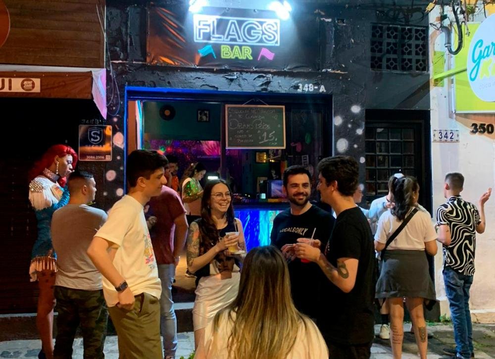 Novidades do mês de junho do FLAGS BAR incluem sopas, quentão, sanduíche com glitter e festas