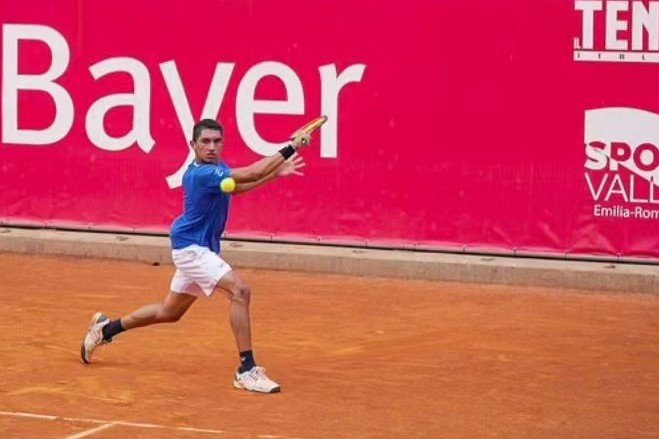 Tenista Gustavo Almeida, apoiado por programas do Estado, participa do torneio de Wimbledon