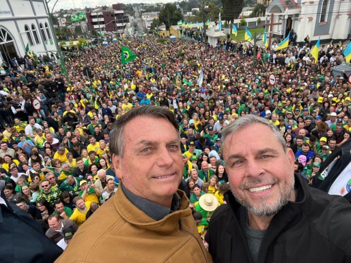 O deputado Ricardo Arruda (PL) ao lado do ex-presidente Jair Bolsonaro. / Créditos: Divulgação