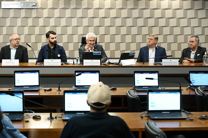 Marcos Pontes (C) conduz audiência com Daniel Lavouras, Leonardo Meireles, João Canalle e Jean Catapreta - Foto: Jefferson Rudy/Agência Senado