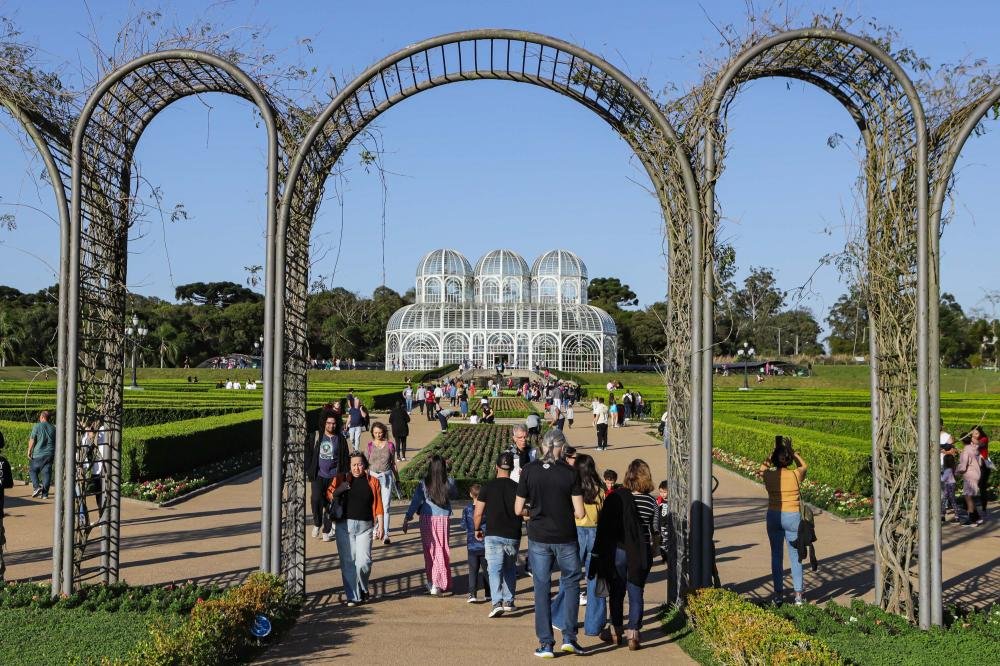 Paraná é 4º estado com mais gastos no setor de turismo, que cresce 27% em 2023 no Brasil