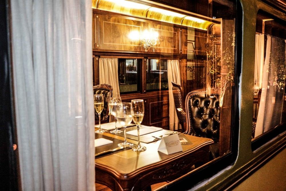 Trem e alta gastronomia: jantar de luxo a bordo de um vagão de época