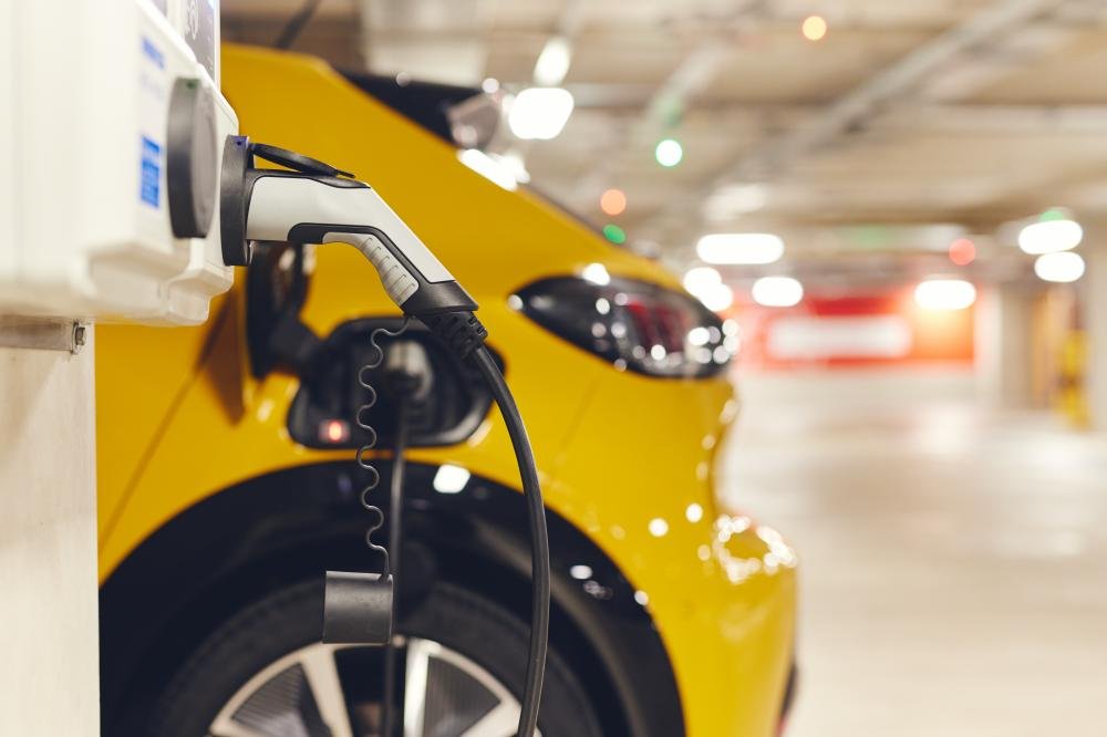 Retomada de imposto para carros elétricos aumenta urgência de concessionárias buscarem atingir consumidor cada vez mais consciente