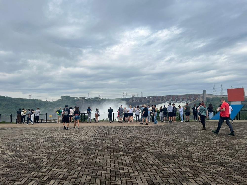 Turistas se encantam com vertedouro aberto