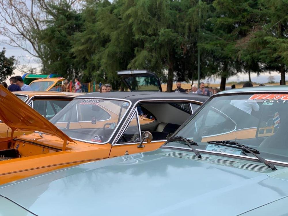 Encontro de carros antigos movimenta o domingo em PG