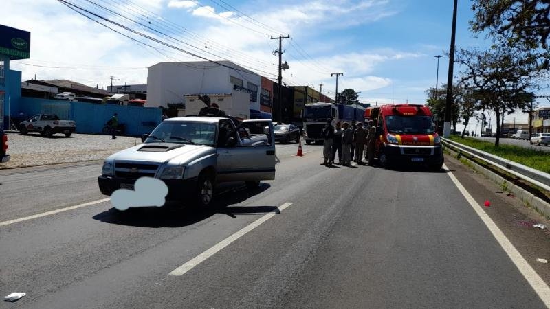 Câmera de segurança flagra acidente envolvendo três veículos na BR 373