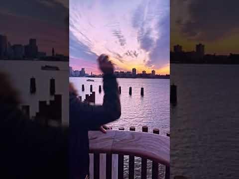 Thales Bretas joga cinzas de Paulo Gustavo no Rio Hudson, em NY