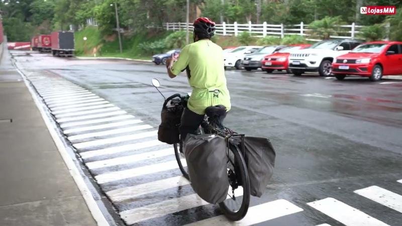 MM presenteia ciclista que percorre o mundo sobre duas rodas com celular novo