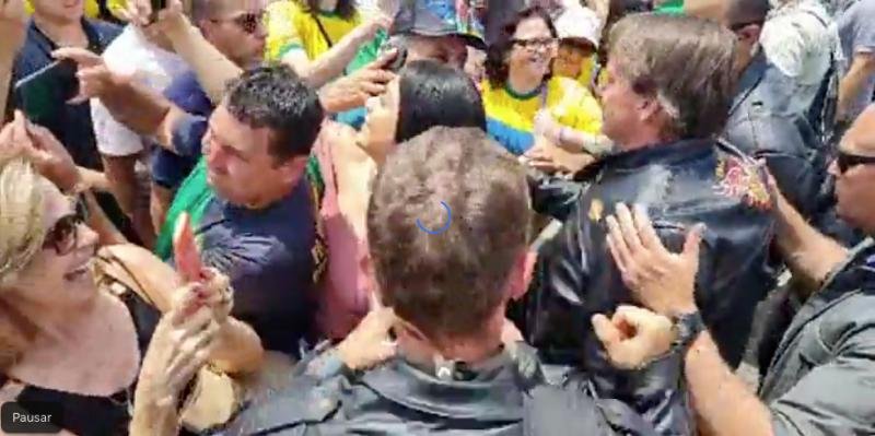 Em Ponta Grossa, Bolsonaro tira fotos com seus apoiadores