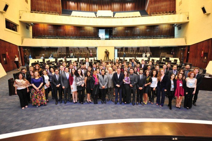 O Parlamento Universitário é um projeto de ensino, pesquisa e formação política desenvolvido pela Escola do Legislativo
