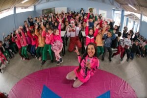 Mais de 40 escolas e centenas de alunos foram atendidos em Ipiranga, Ponta Grossa e Porto Amazonas, em um projeto que uniu arte, educação e inclusão social - fotos: Duo Festta Fotografias