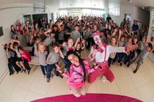 Mais de 40 escolas e centenas de alunos foram atendidos em Ipiranga, Ponta Grossa e Porto Amazonas, em um projeto que uniu arte, educação e inclusão social - fotos: Duo Festta Fotografias