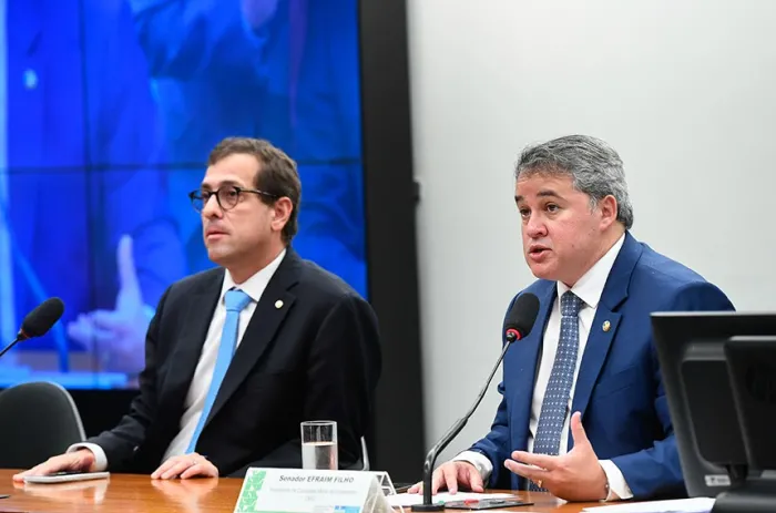 O relator da LDO, deputado Gervásio Maia, ao lado do presidente da comissão, senador Efraim Filho - Foto: Carlos Moura/Agência Senado