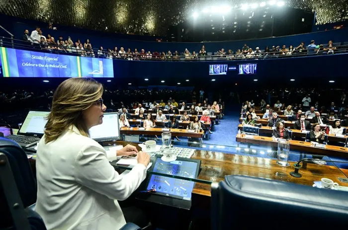 Leila presidiu a sessão, que contou com a presença de policiais e seus familiares - Foto: Geraldo Magela/Agência Senado