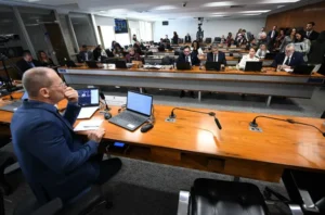 Presidente da CMA, o senador Fabiano Contarato (Mesa) é autor de dois requerimentos - Foto: Edilson Rodrigues/Agência Senado
