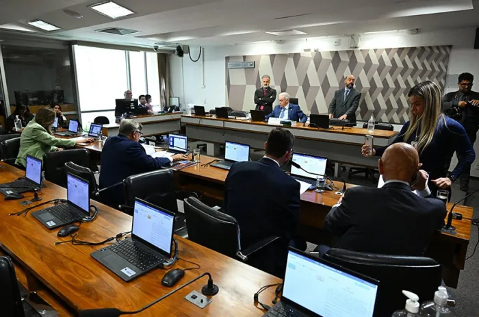 Senadores durante a reunião da Comissão de Constituição e Justiça (CCJ) nesta terça-feira - Foto: Jefferson Rudy/Agência Senado