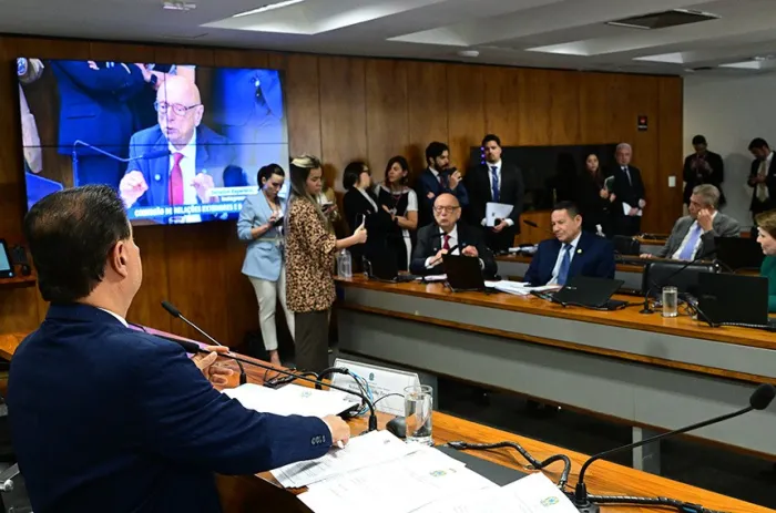Senadores e assessores durante reunião da Comissão de Relações Exteriores (CRE) nesta quarta-feira - Foto: Geraldo Magela/Agência Senado