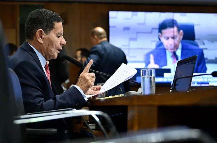 Hamilton Mourão leu o relatório de Efraim Filho para o projeto de Alessandro Vieira; o PL 233/2022 segue à CAE - Foto: Andressa Anholete/Agência Senado